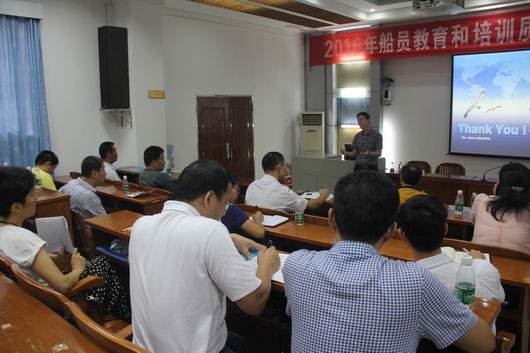 調整大小 與內審員進行專題研討.jpg