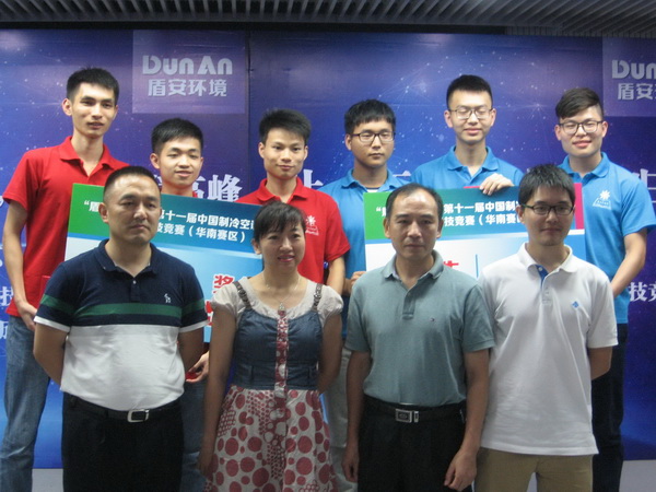 第五屆全國制冷空調大賽團隊師生與評委合影1.jpg